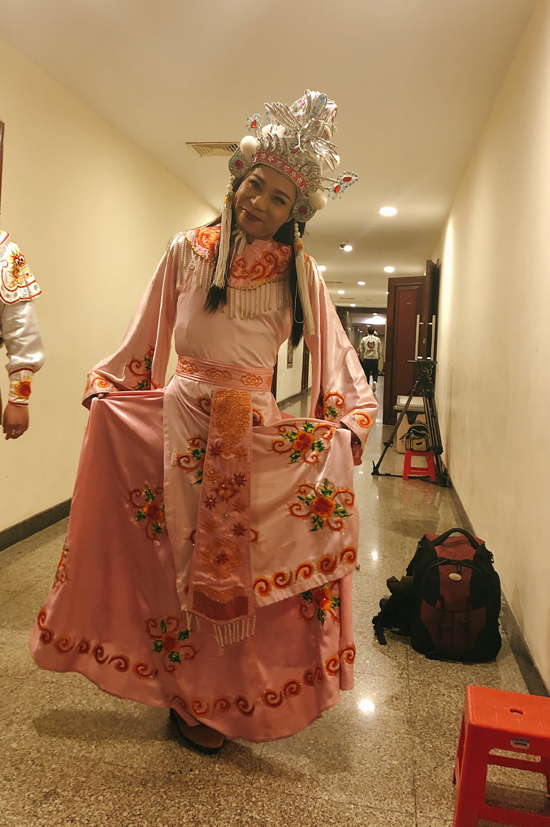 Công Lý tình cảm bên bạn gái ở hậu trường ghi hình Táo quân 2018